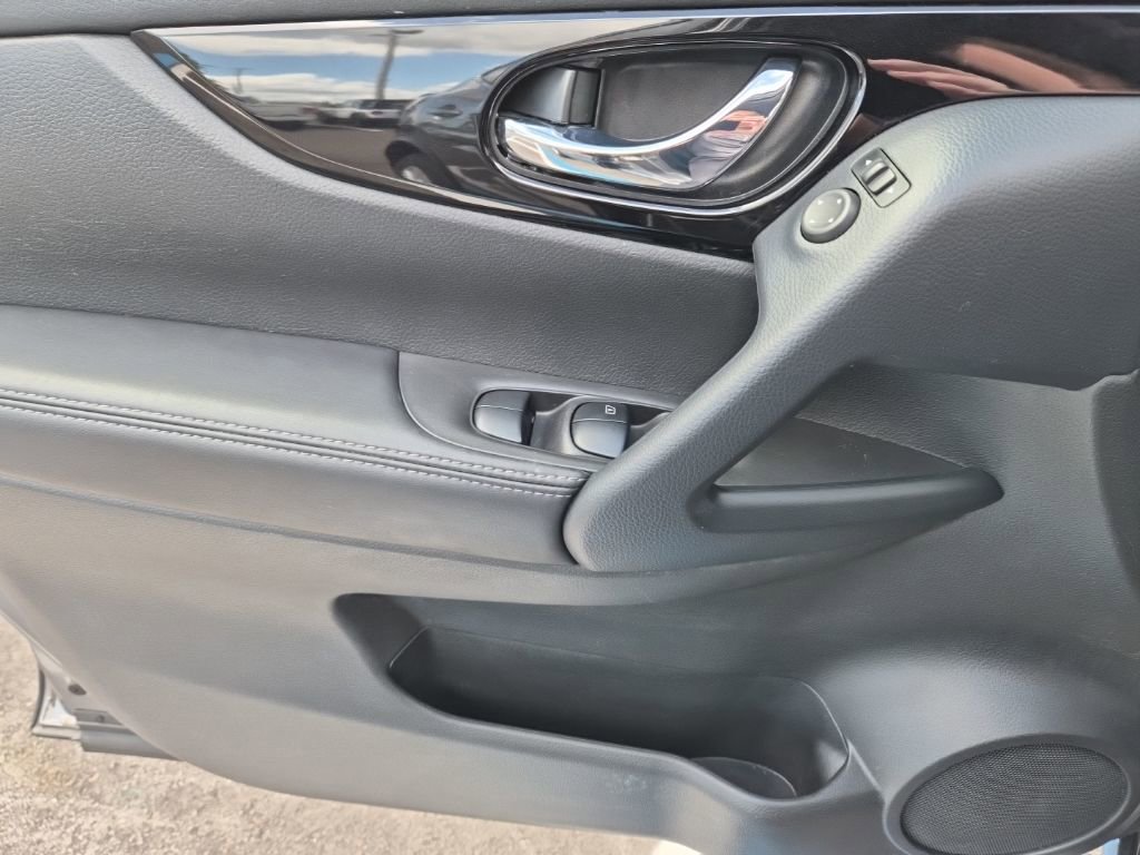 Used 2020 Nissan Rogue Sport SV image 10