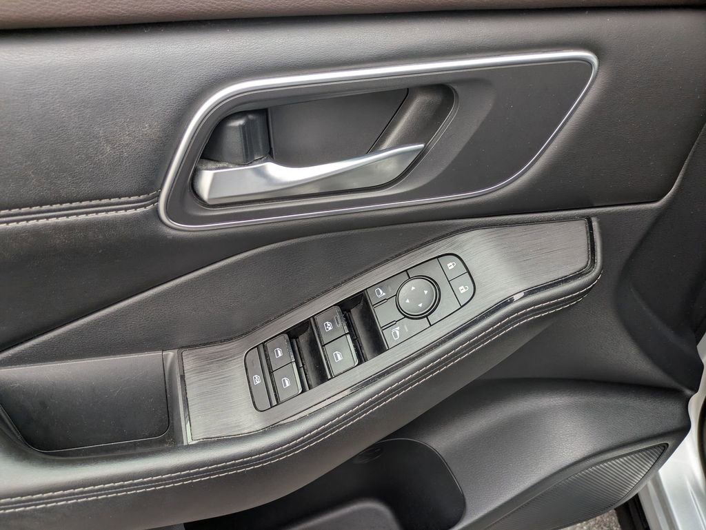 Used 2021 Nissan Rogue SV w/ Premium Package image 10