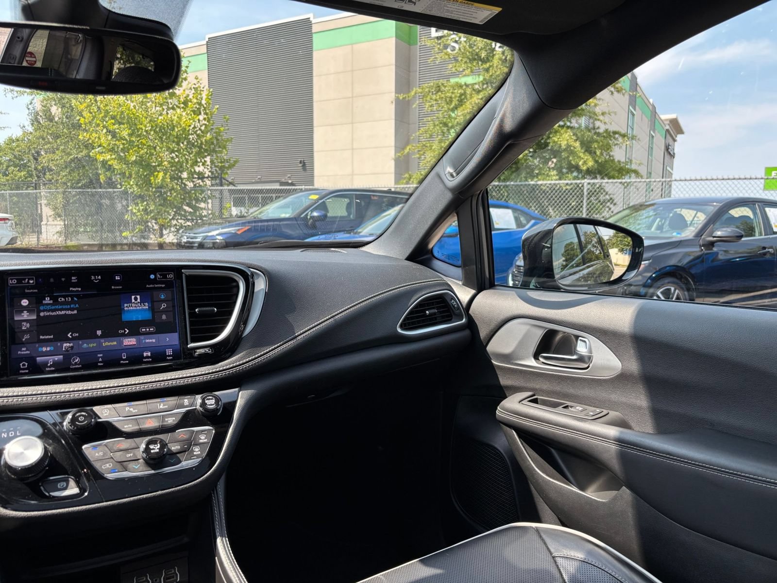 Used 2025 Chrysler Pacifica Limited FWD image 38