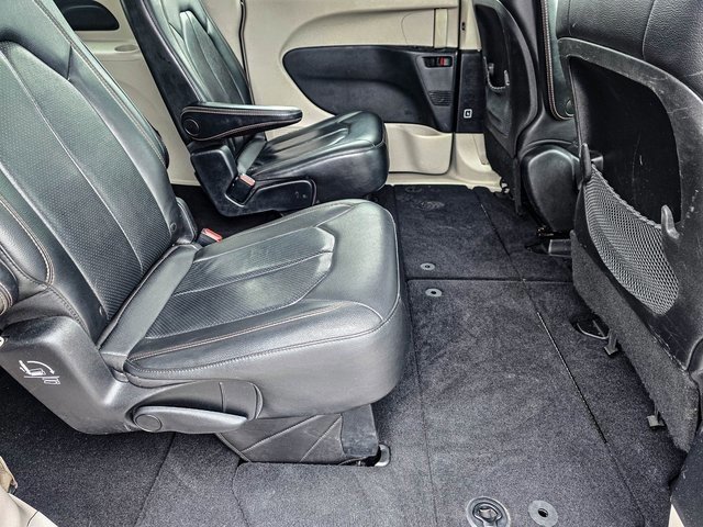 Used 2020 Chrysler Pacifica Touring-L image 42