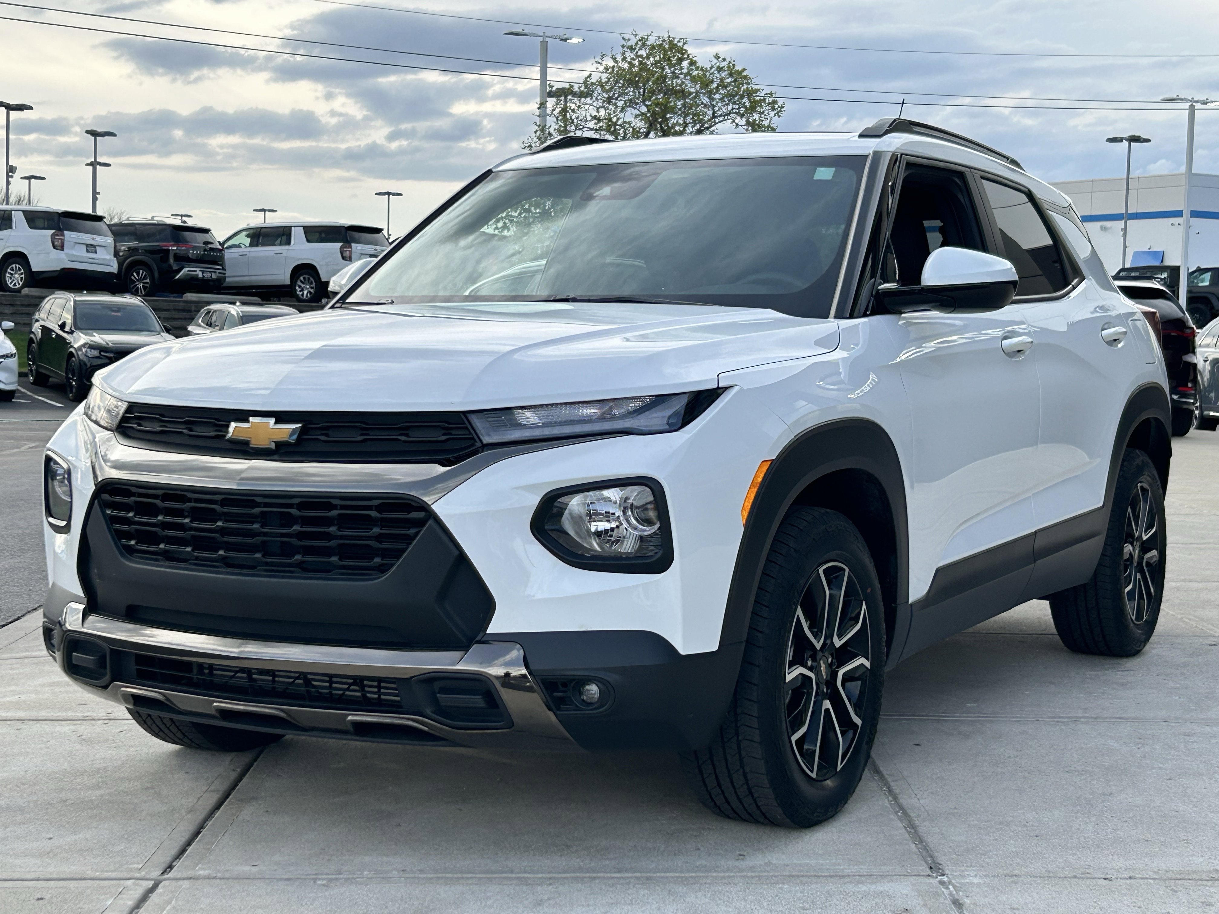 Used 2023 Chevrolet TrailBlazer ACTIV w/ Sun and Liftgate Package image 3