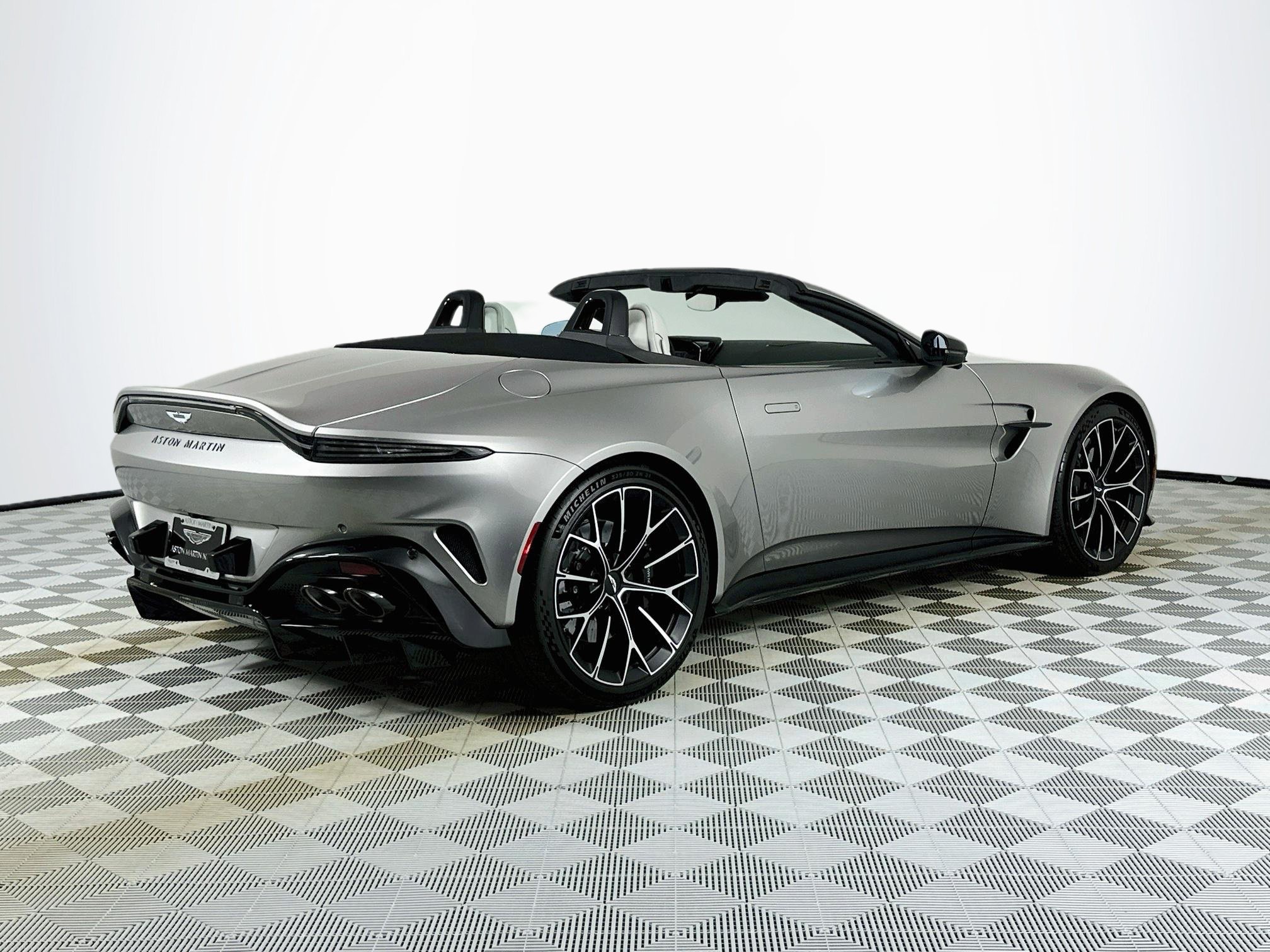 Used 2026 Aston Martin V8 Vantage Coupe RWD image 15