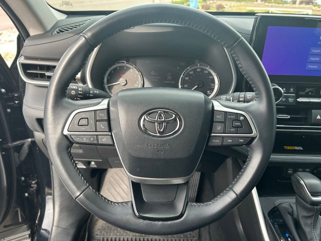 Used 2023 Toyota Highlander XLE AWD/4WD image 12