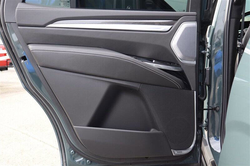 Used 2026 Cadillac Escalade V w/ LPO, ONYX Package image 23