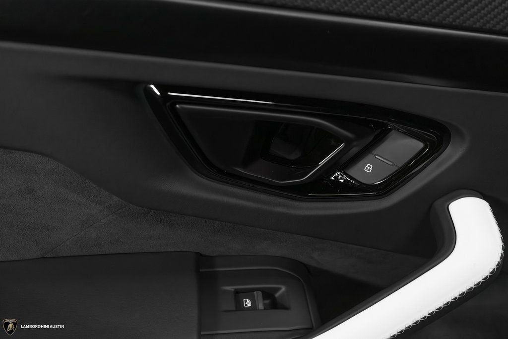 Used 2025 Lamborghini Urus SE image 35