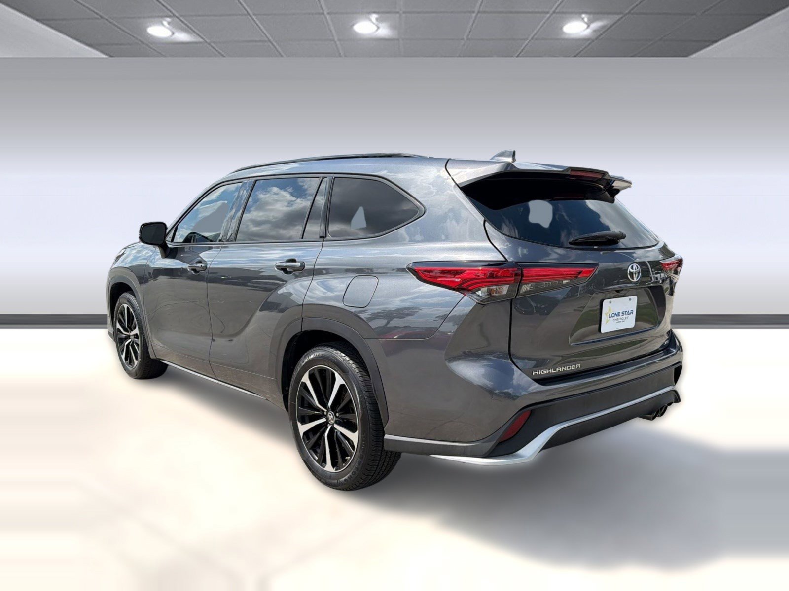 Used 2021 Toyota Highlander XSE FWD image 3