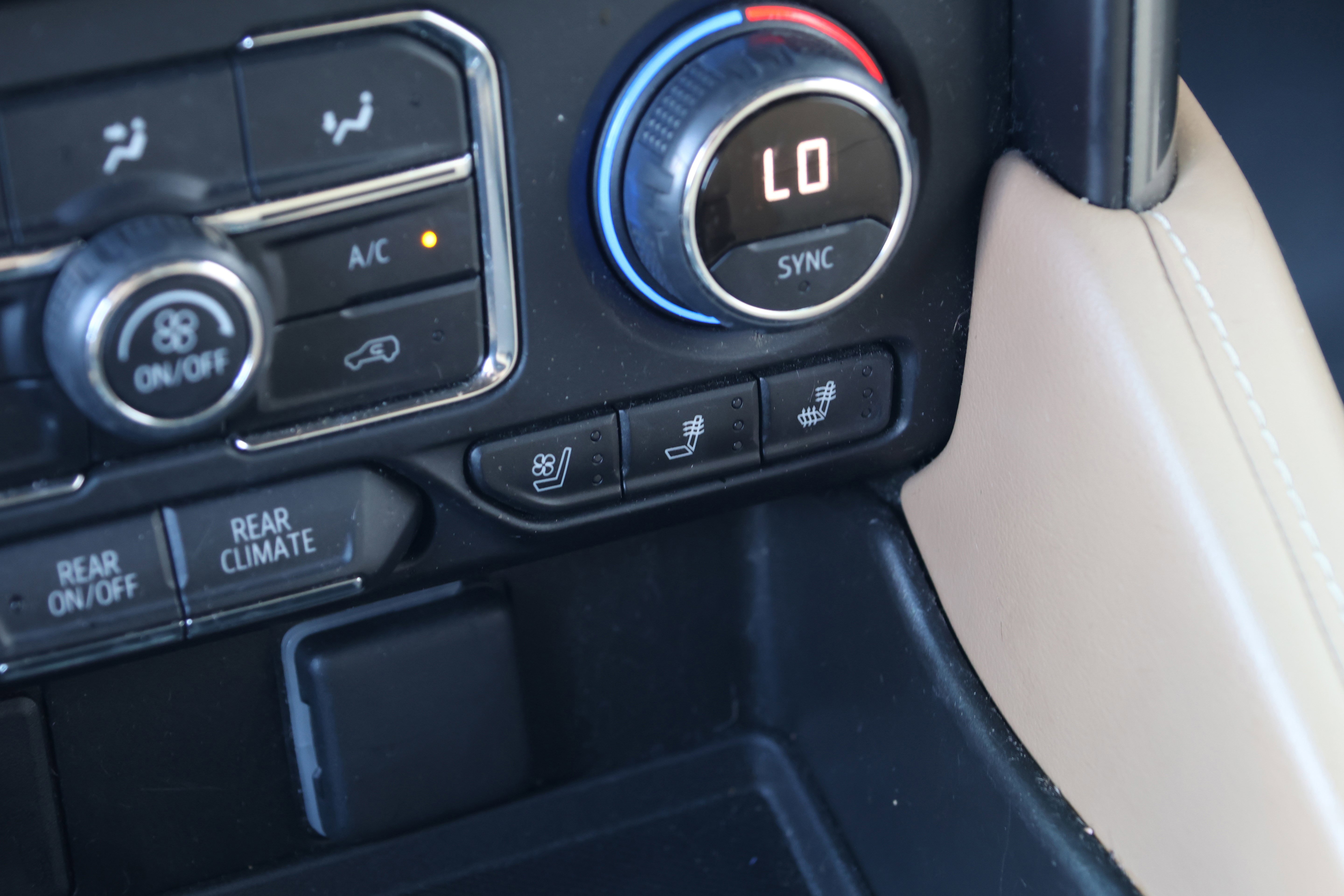 Used 2021 Chevrolet Suburban Premier w/ Premium Package image 31