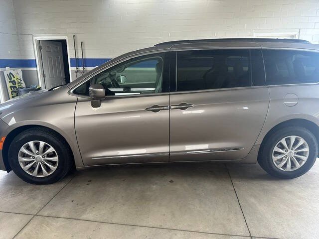 Used 2017 Chrysler Pacifica Touring-L FWD image 4