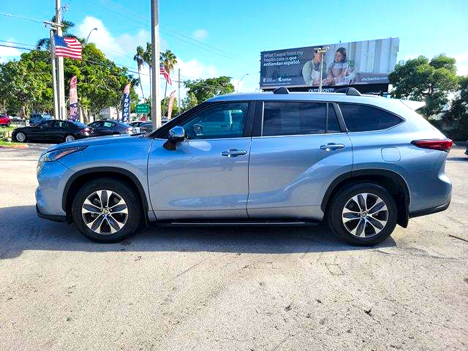 Used 2023 Toyota Highlander XLE FWD image 4