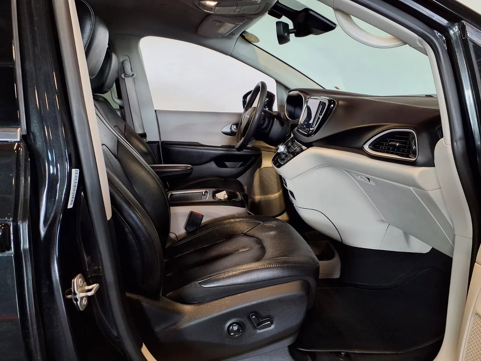 Used 2022 Chrysler Pacifica Touring-L w/ Uconnect Theater Family Group image 13