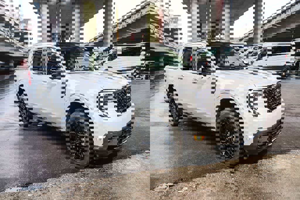 New 2025 Ford Maverick Lariat w/ Black Appearance Package image 3