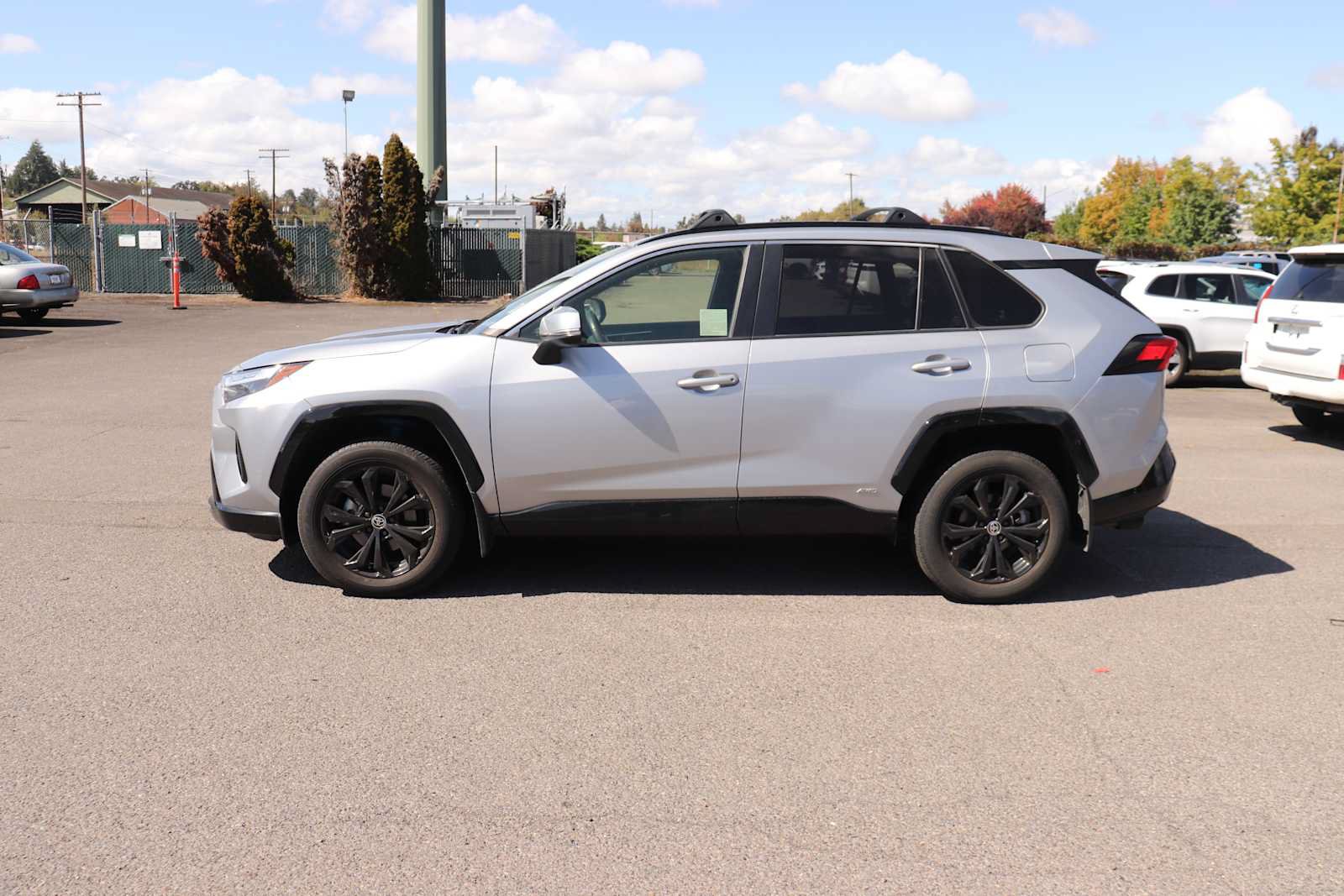 Used 2022 Toyota RAV4 SE w/ Convenience Package AWD/4WD image 8