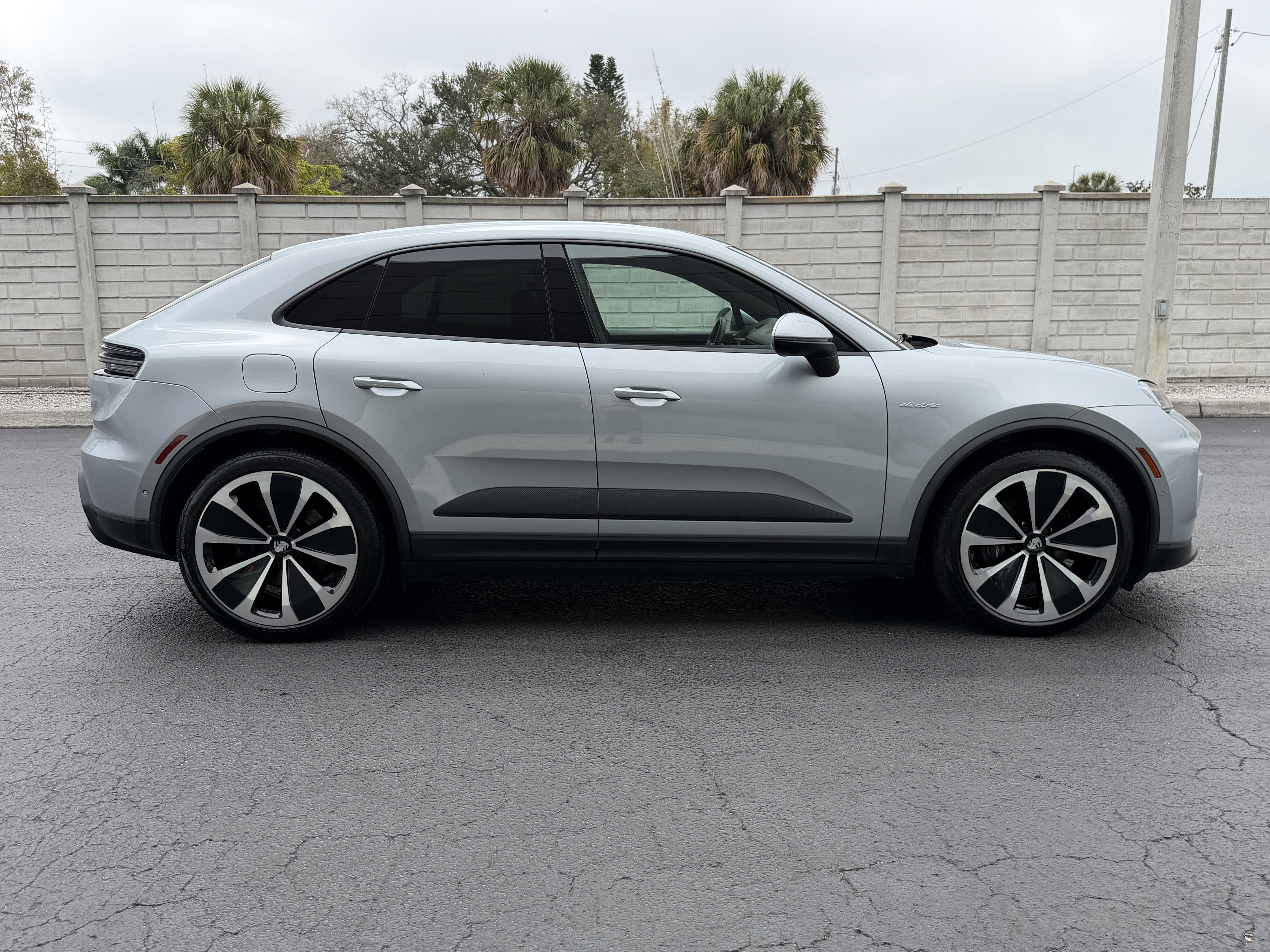 Used 2024 Porsche Macan 4 Electric image 7