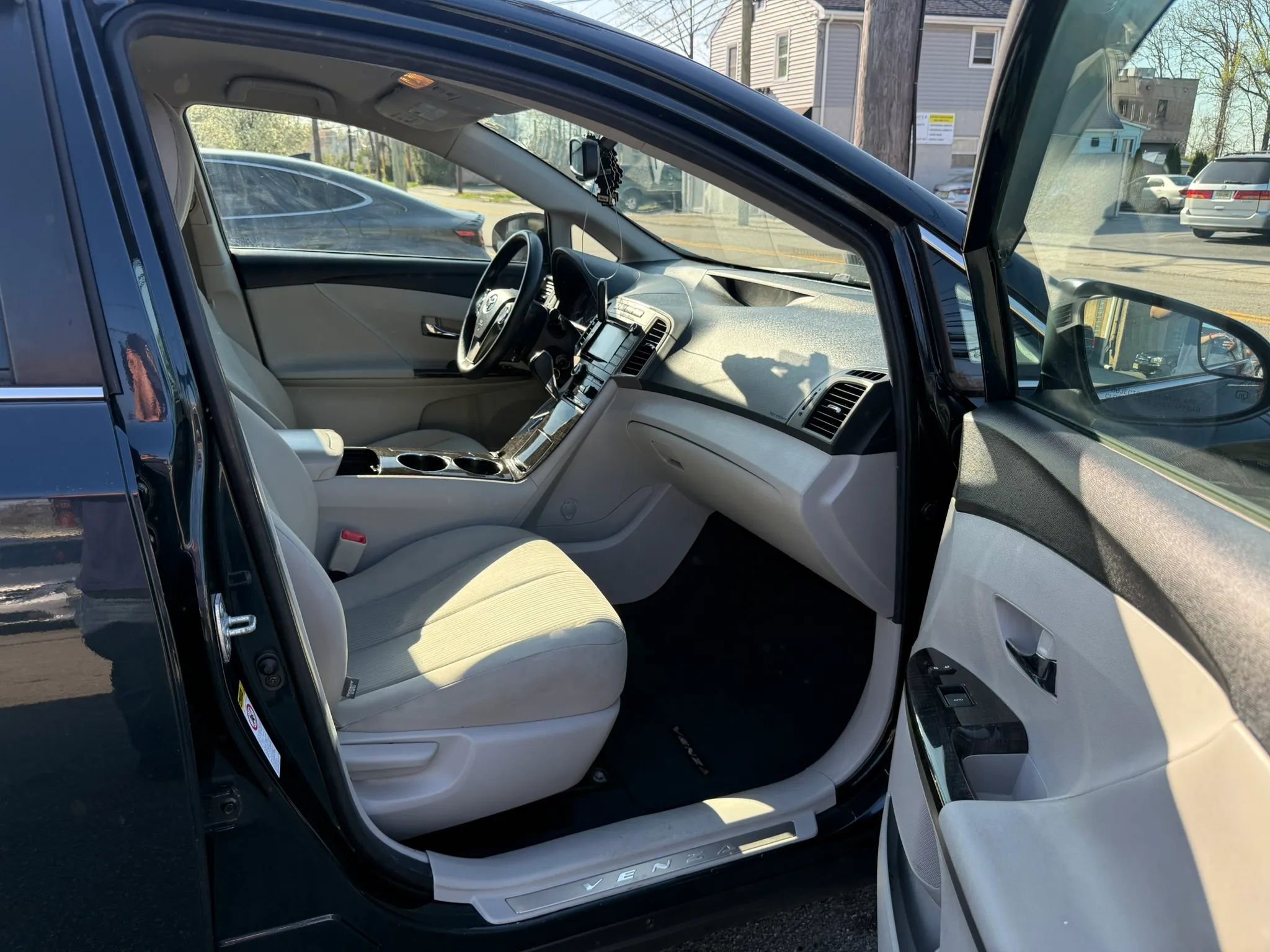 Used 2015 Toyota Venza LE AWD/4WD image 25