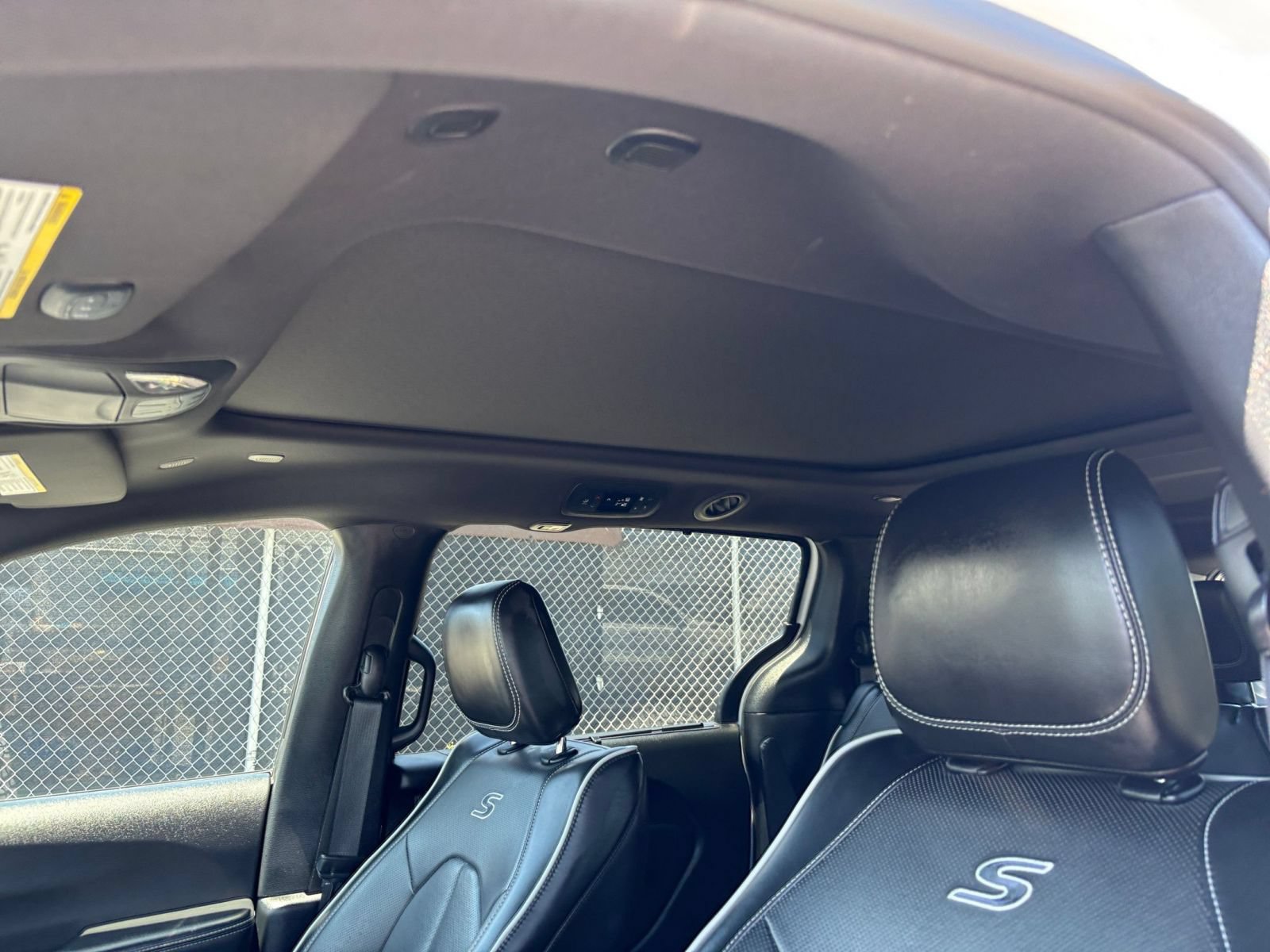 Used 2025 Chrysler Pacifica Limited FWD image 30