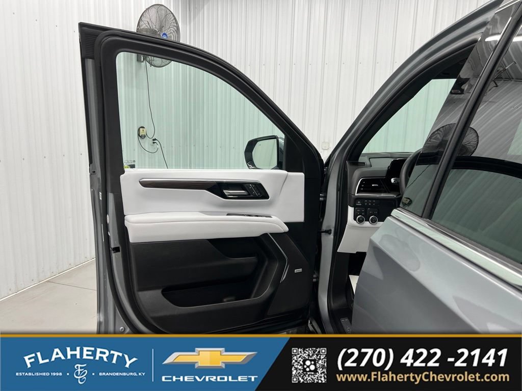 Used 2026 Chevrolet Suburban Premier AWD/4WD image 8