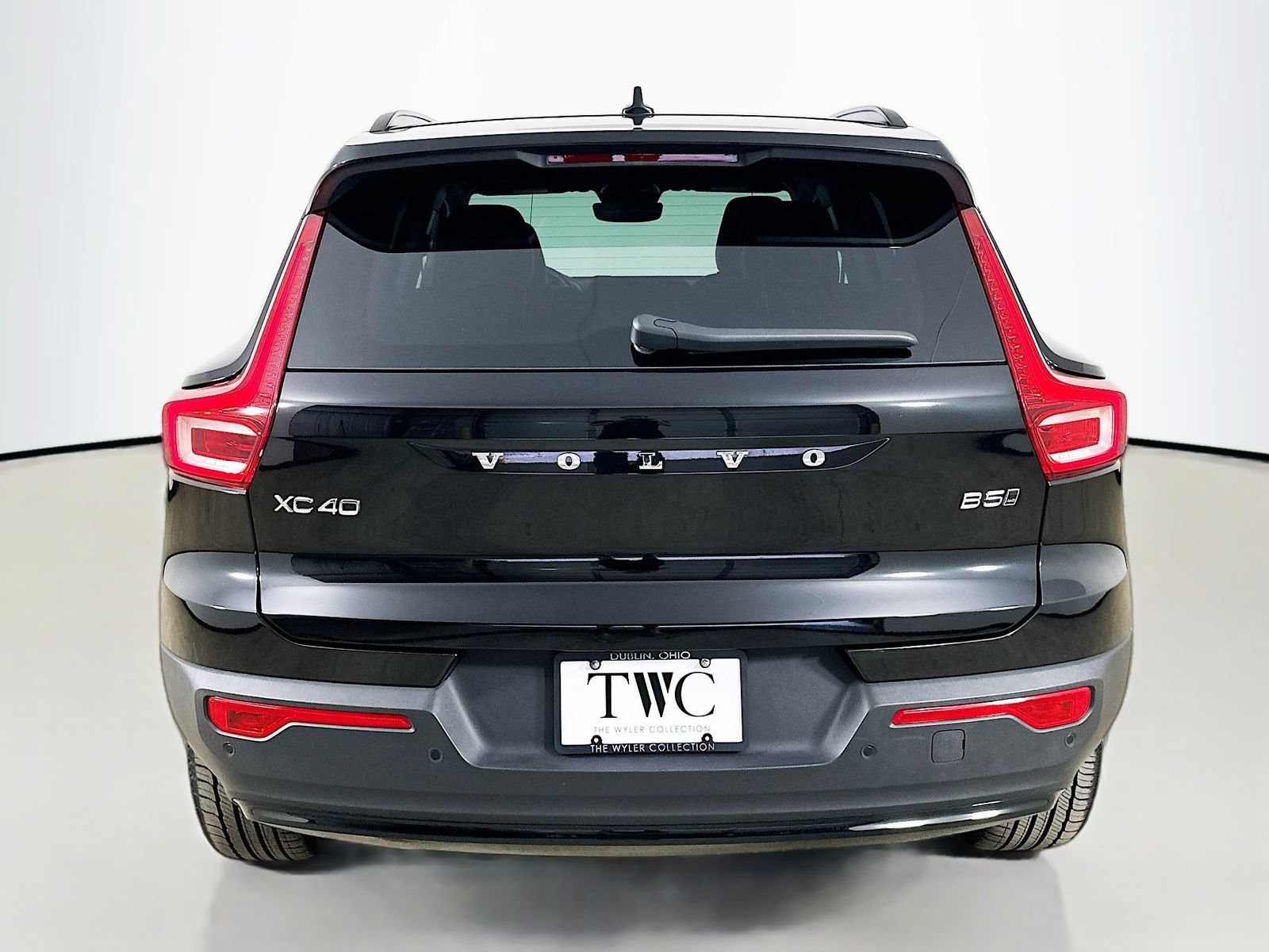 Used 2026 Volvo XC40 B5 Plus AWD/4WD image 6