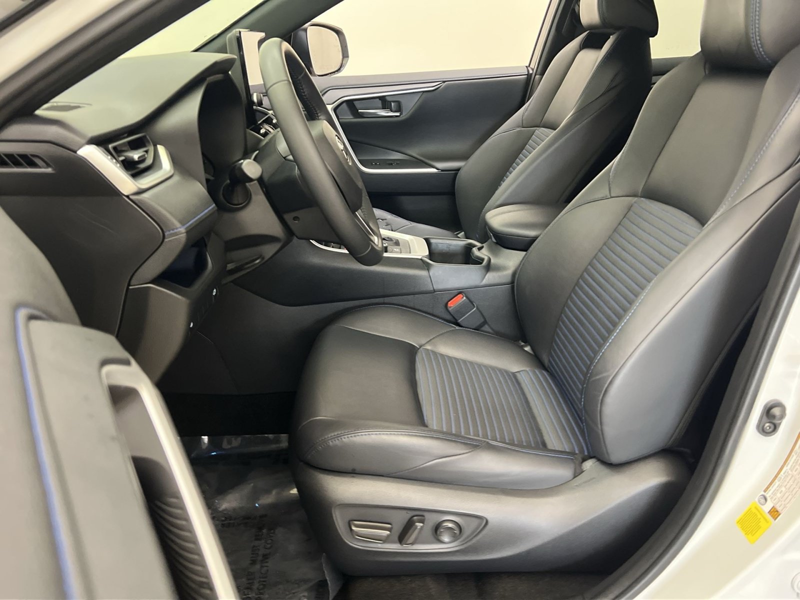 Used 2023 Toyota RAV4 XSE AWD/4WD image 12