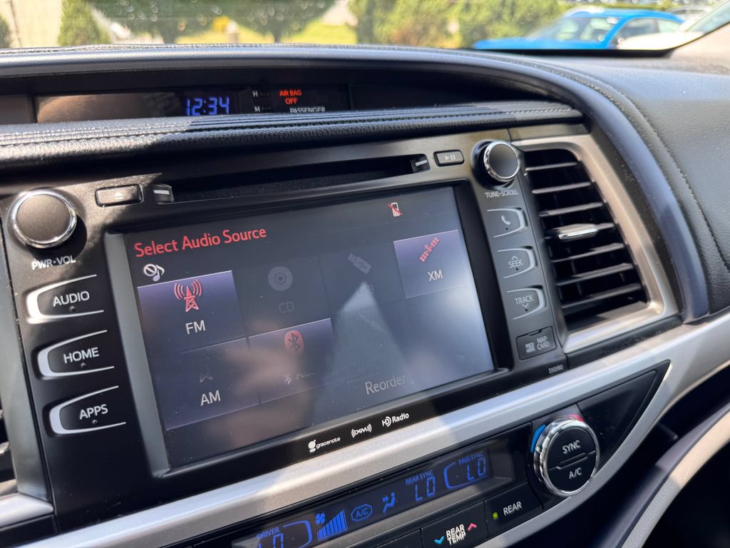 Used 2019 Toyota Highlander XLE w/ Carpet Mat Package (TMS) AWD/4WD image 29