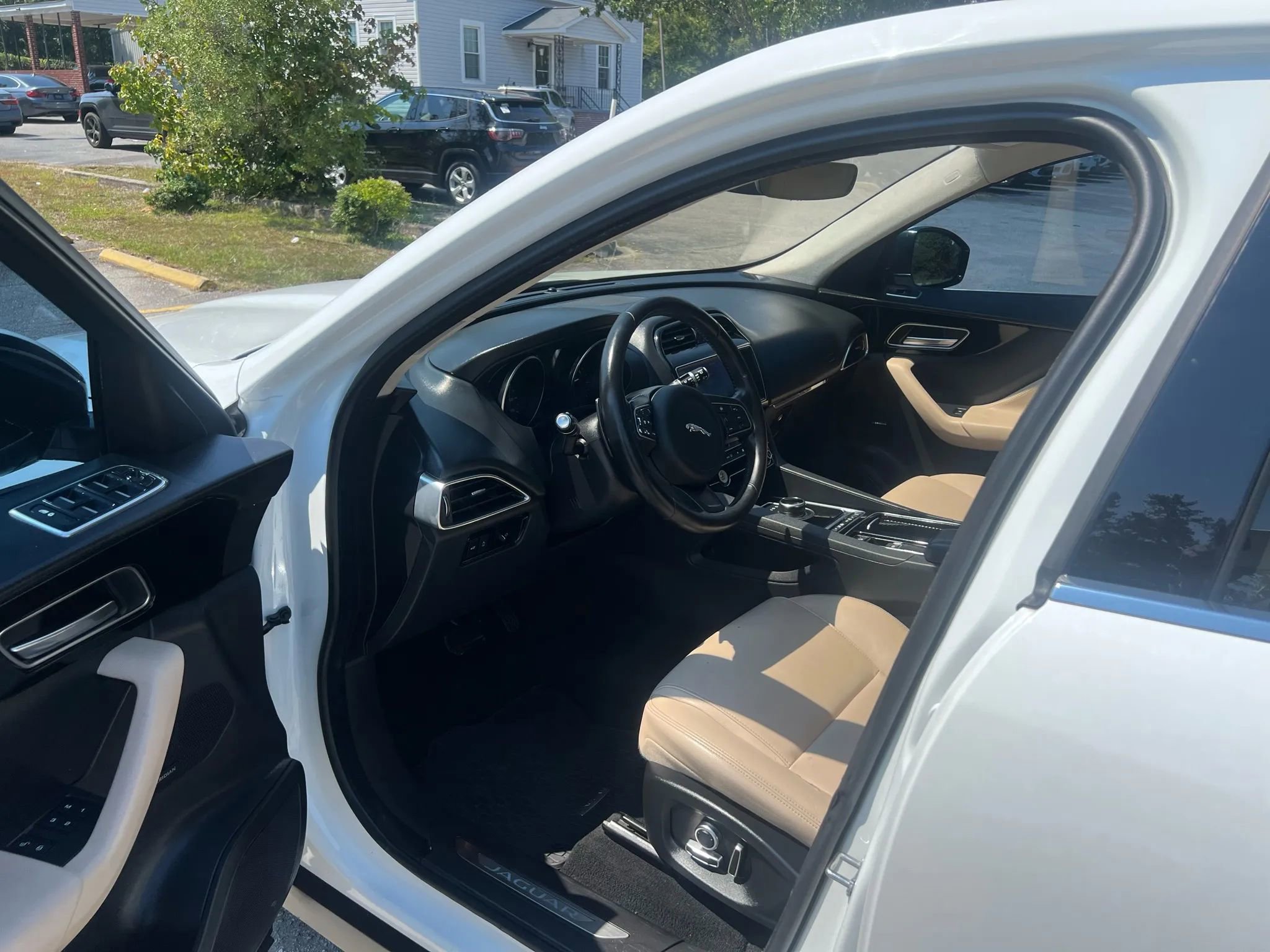 Used 2020 Jaguar F-PACE Premium image 12