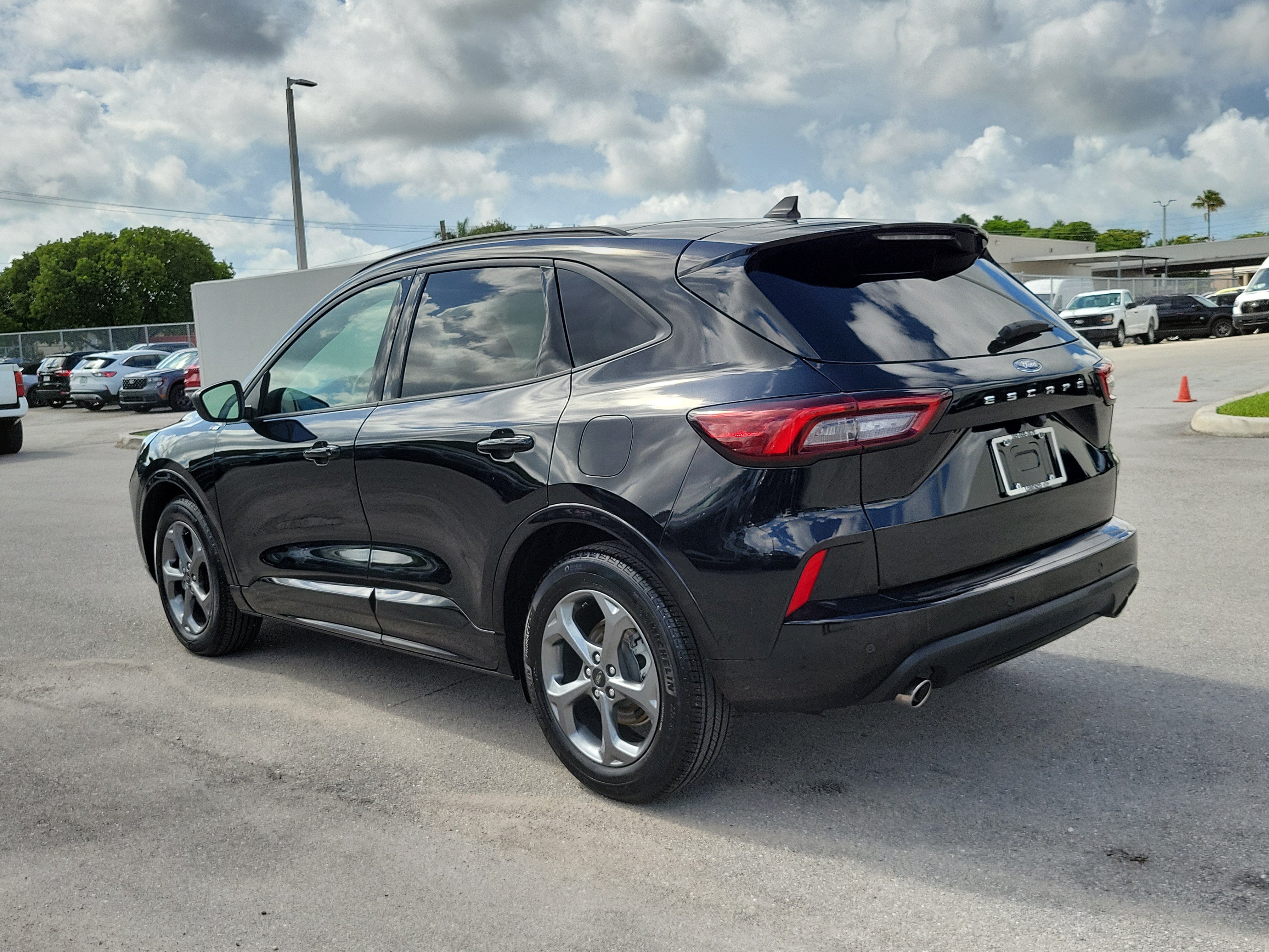 Used 2024 Ford Escape ST-Line w/ Tech Pack #1 FWD image 7