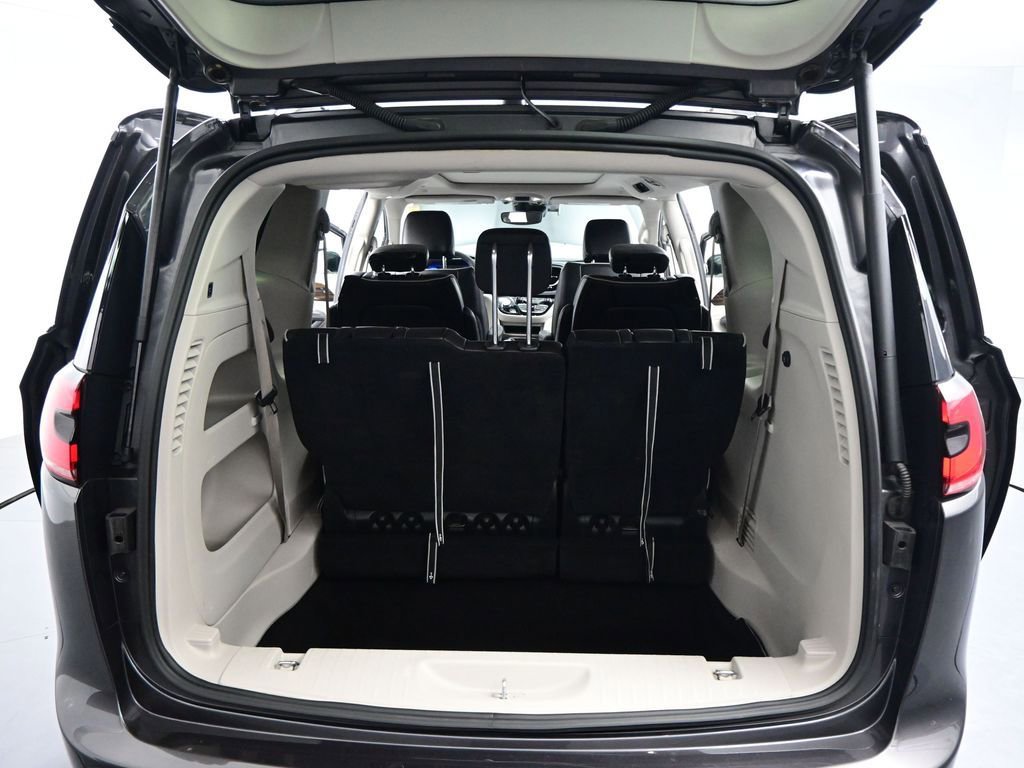 Used 2023 Chrysler Pacifica Limited image 28