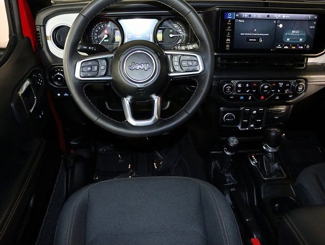 Used 2025 Jeep Wrangler Unlimited Sahara image 3