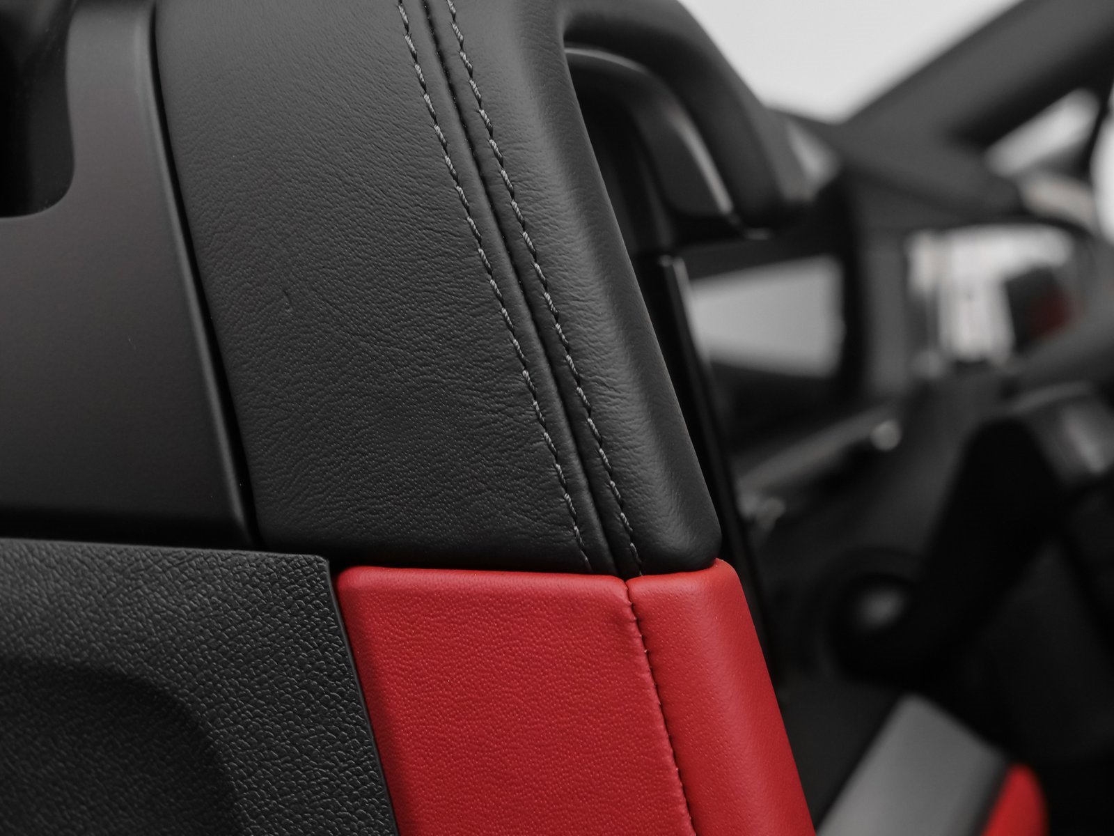 Used 2025 Porsche Cayenne Coupe image 32