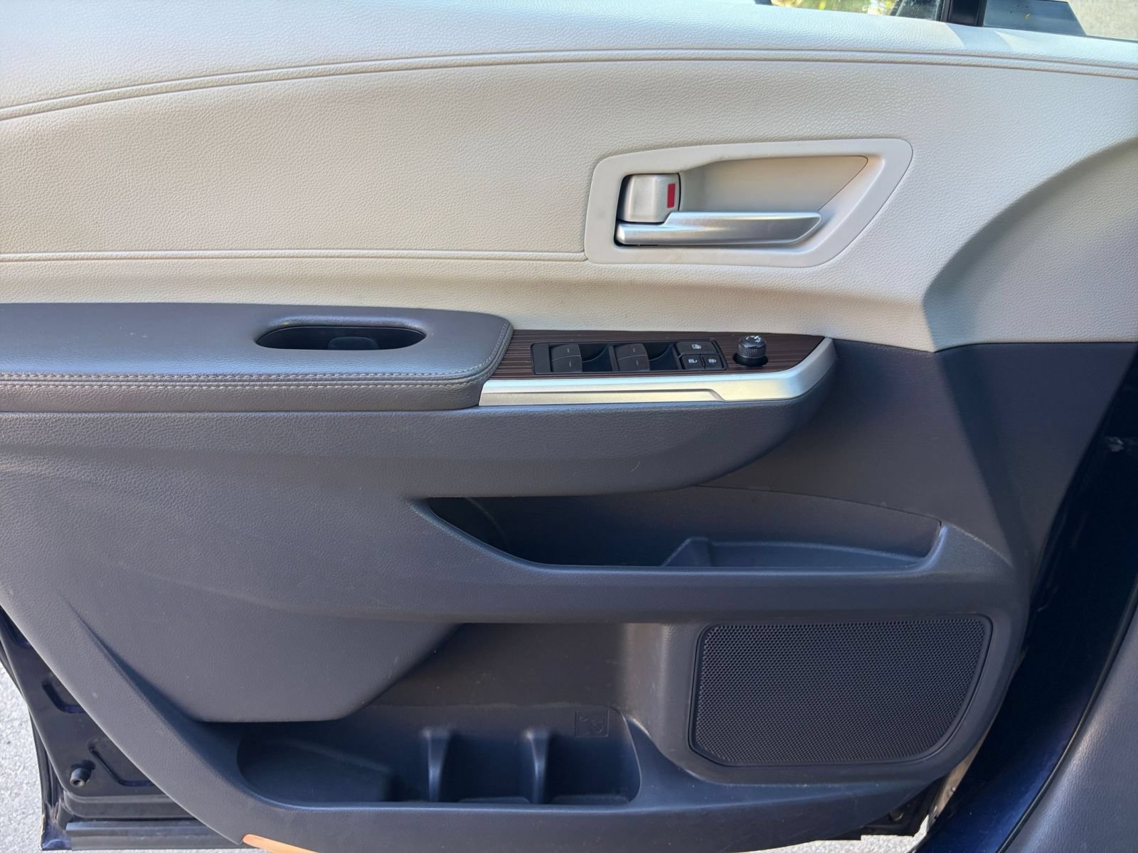 Used 2024 Toyota Sienna XLE FWD image 18