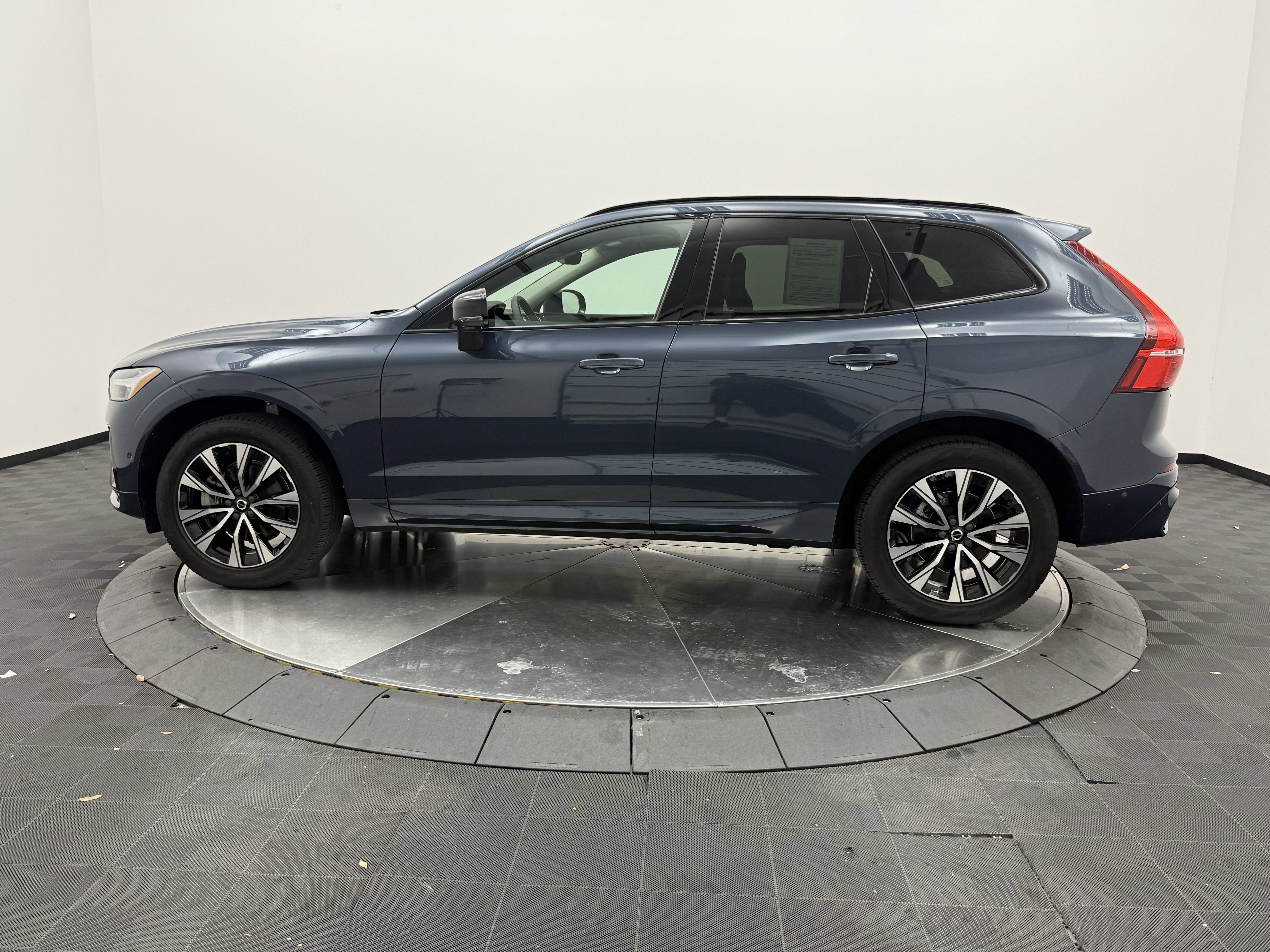 Used 2024 Volvo XC60 B5 Plus AWD/4WD image 4