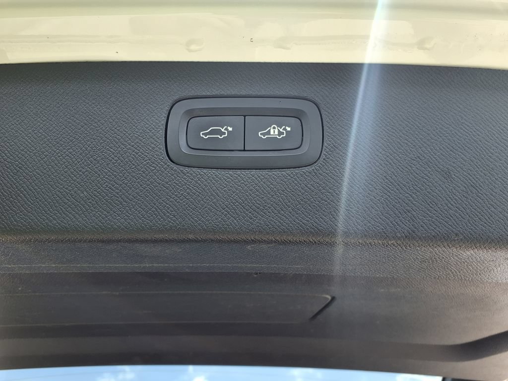 Used 2025 Volvo XC90 B5 Core AWD/4WD image 14