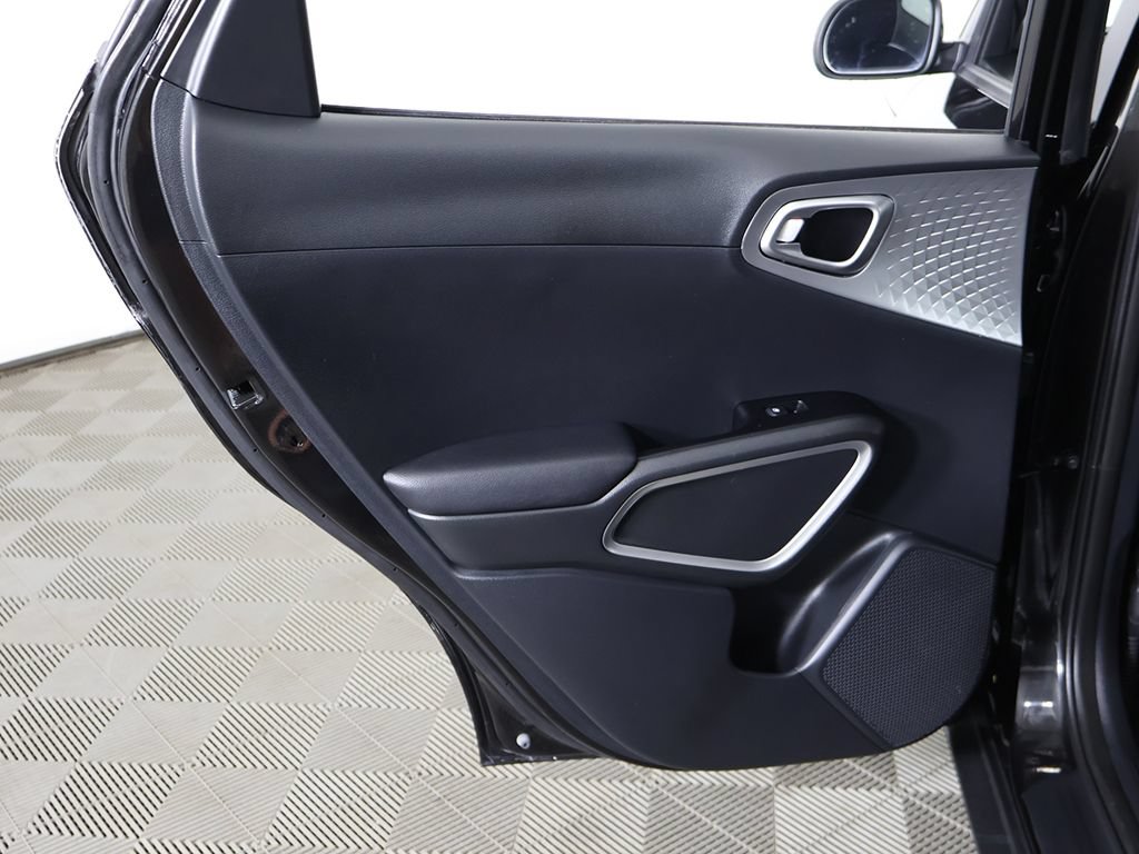 Used 2025 Kia Soul LX w/ LX Technology Package FWD image 23