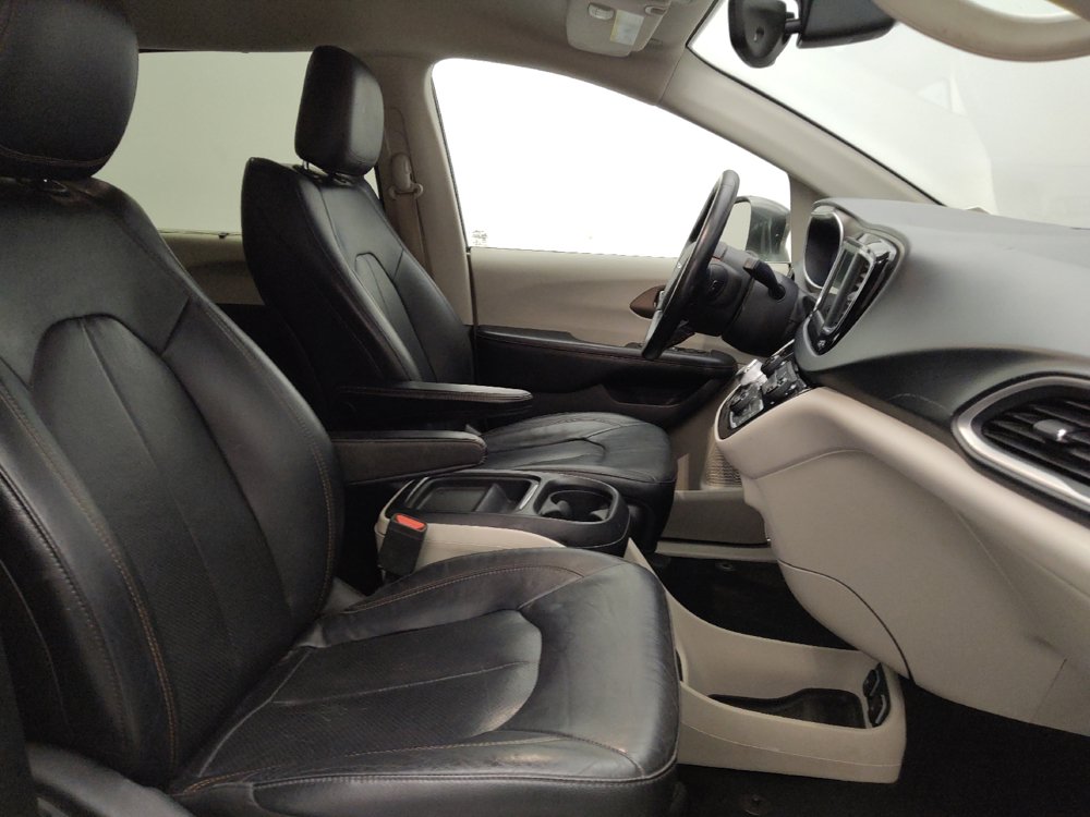 Used 2019 Chrysler Pacifica Touring-L FWD image 21