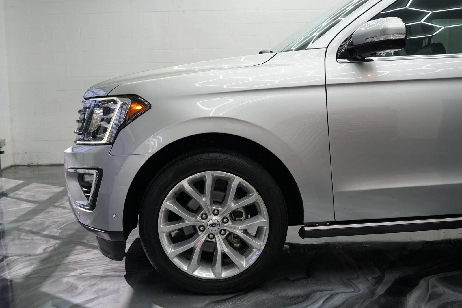 Used 2019 Ford Expedition Limited w/ Equipment Group 302A AWD/4WD image 17