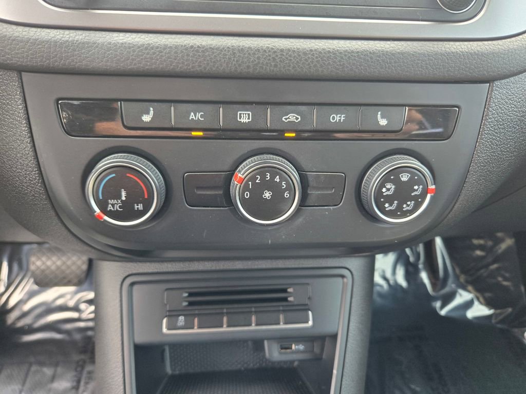 Used 2016 Volkswagen Tiguan S image 16