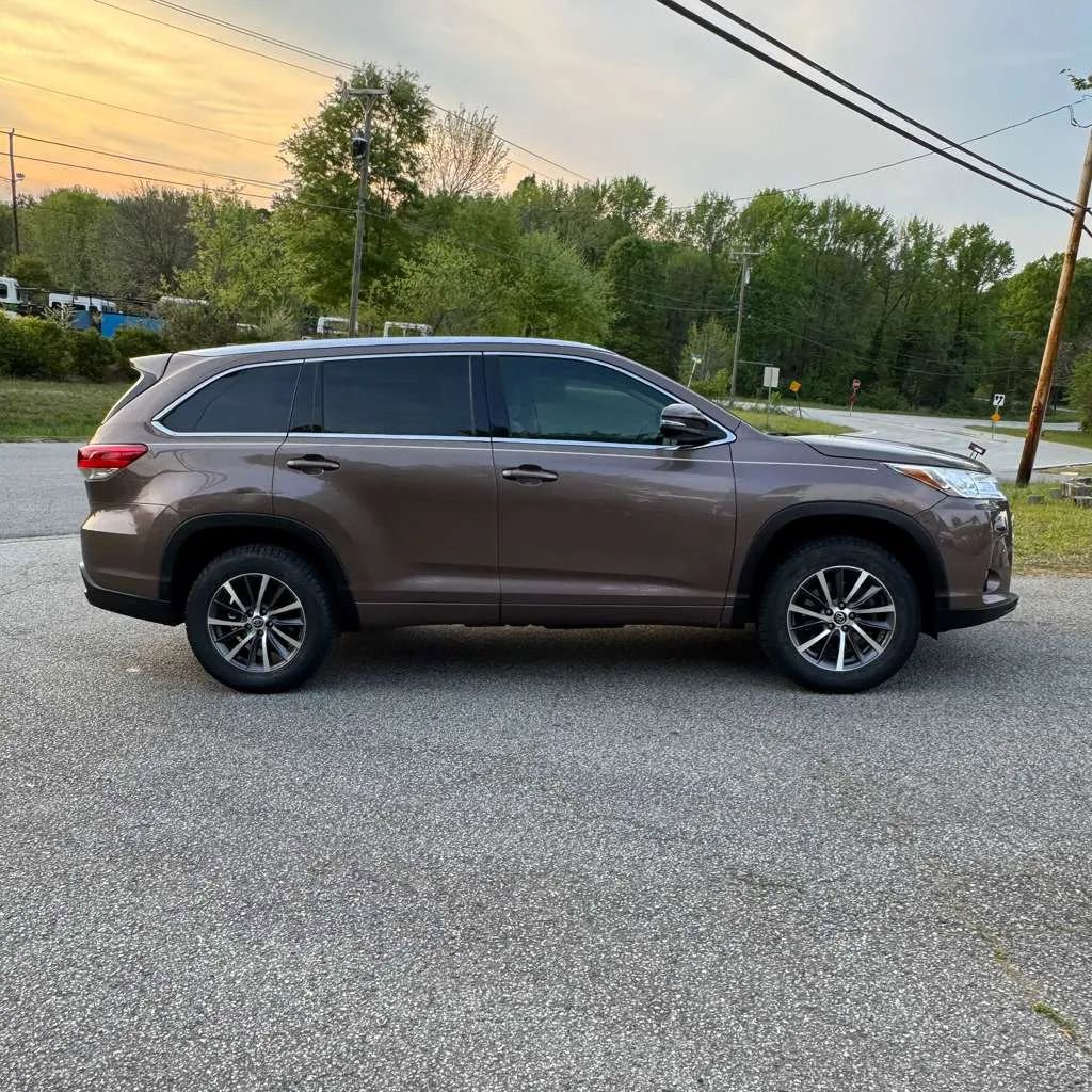 Used 2017 Toyota Highlander XLE FWD image 3