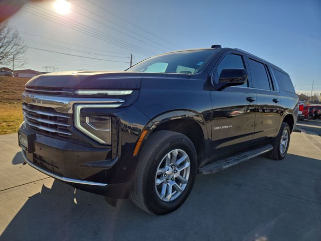 Used 2025 Chevrolet Suburban LT image 5