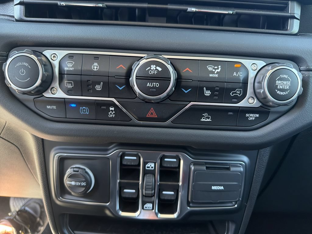 Used 2024 Jeep Wrangler Unlimited Sahara w/ Technology Group AWD/4WD image 27