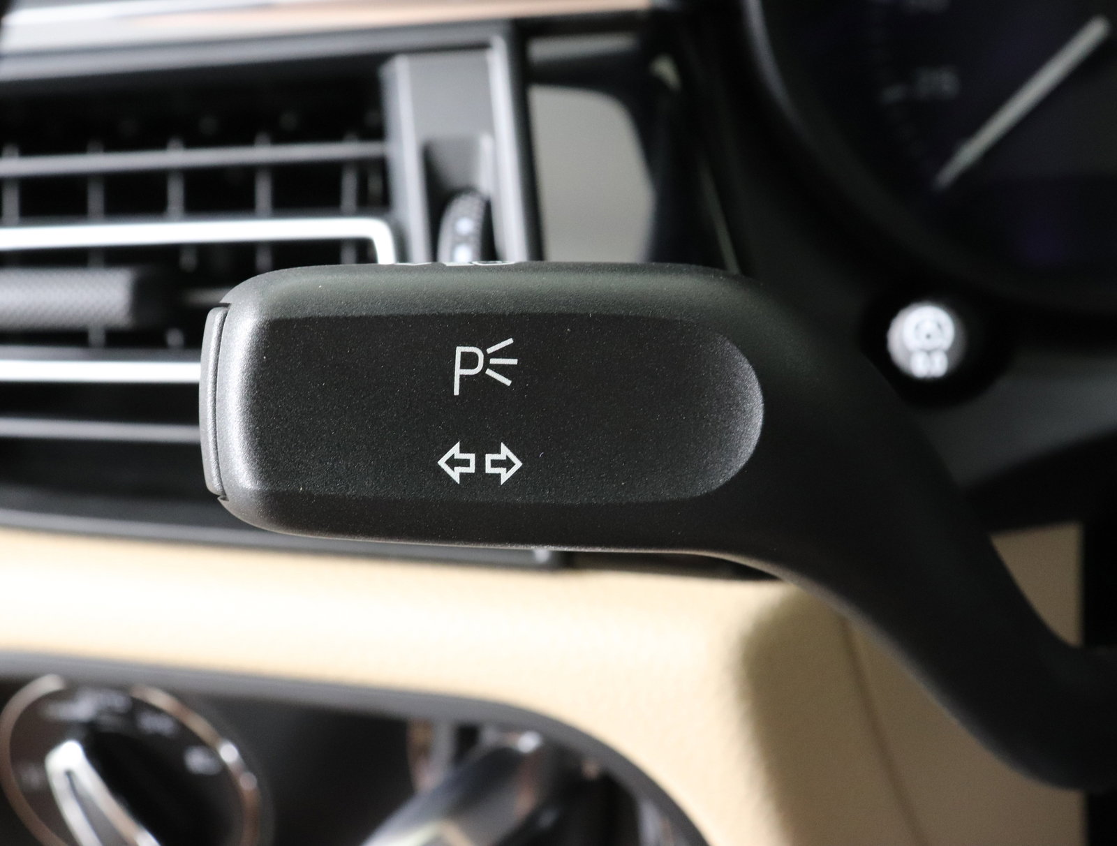 Used 2025 Porsche Macan image 37