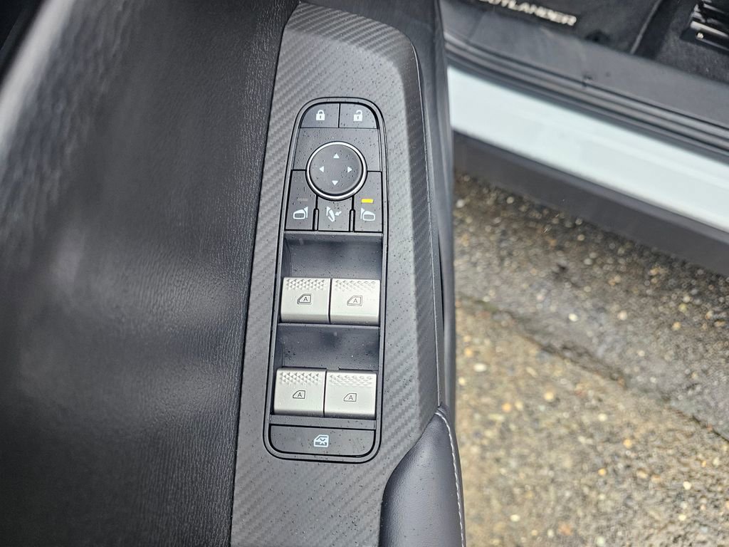 Used 2024 Mitsubishi Outlander SE image 14