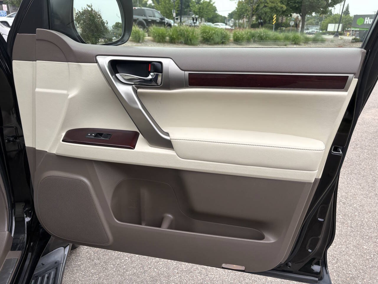 Used 2014 Lexus GX 460 w/ Premium Package AWD/4WD image 34