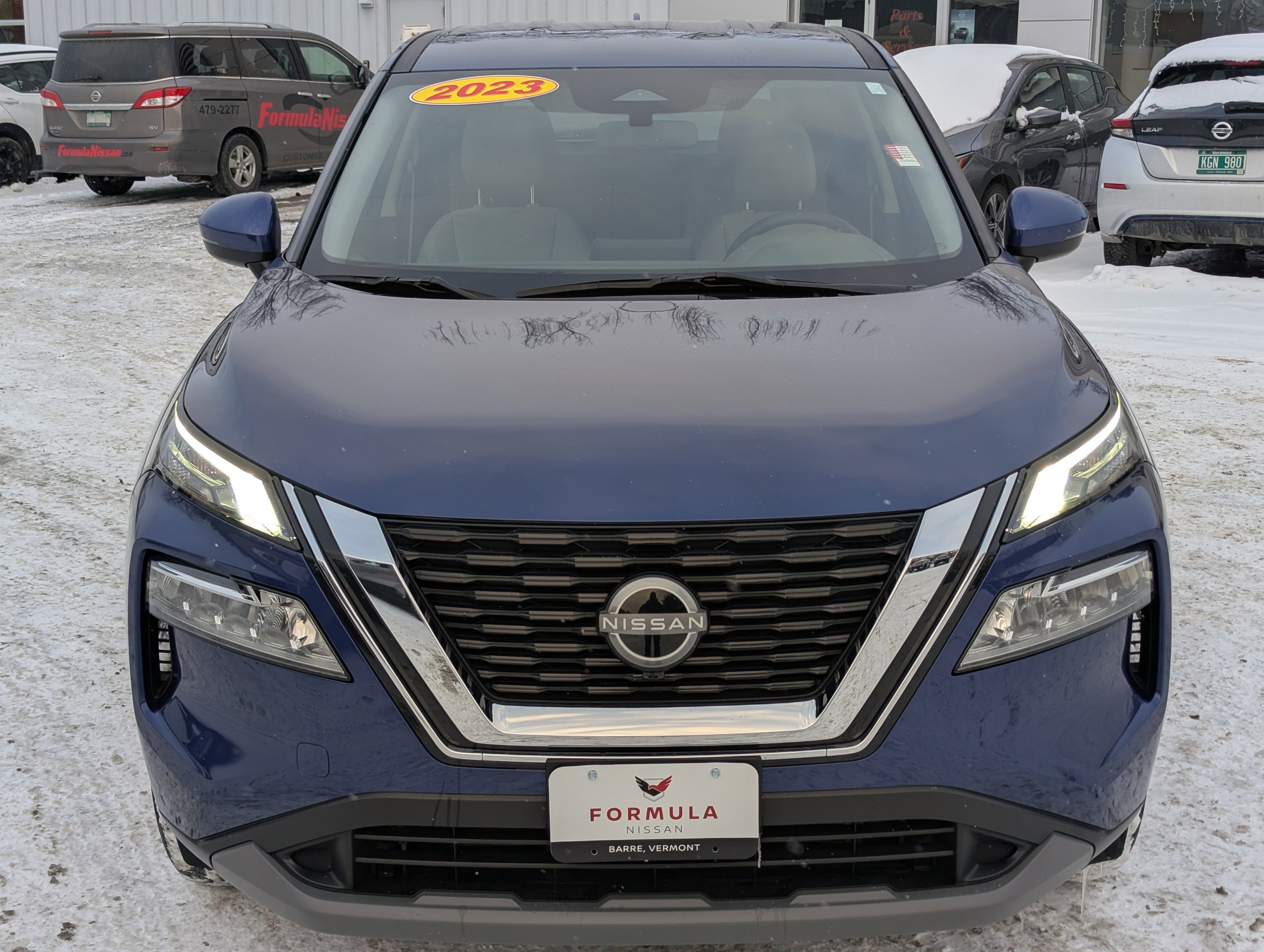 Used 2023 Nissan Rogue SV image 2