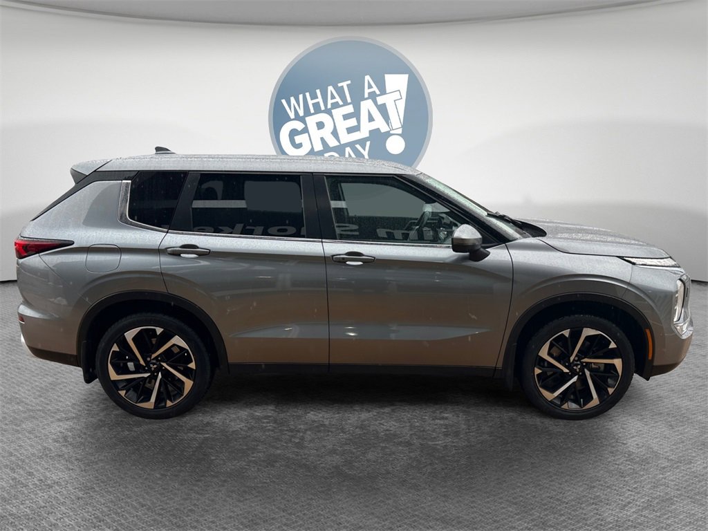 Used 2023 Mitsubishi Outlander SE image 2