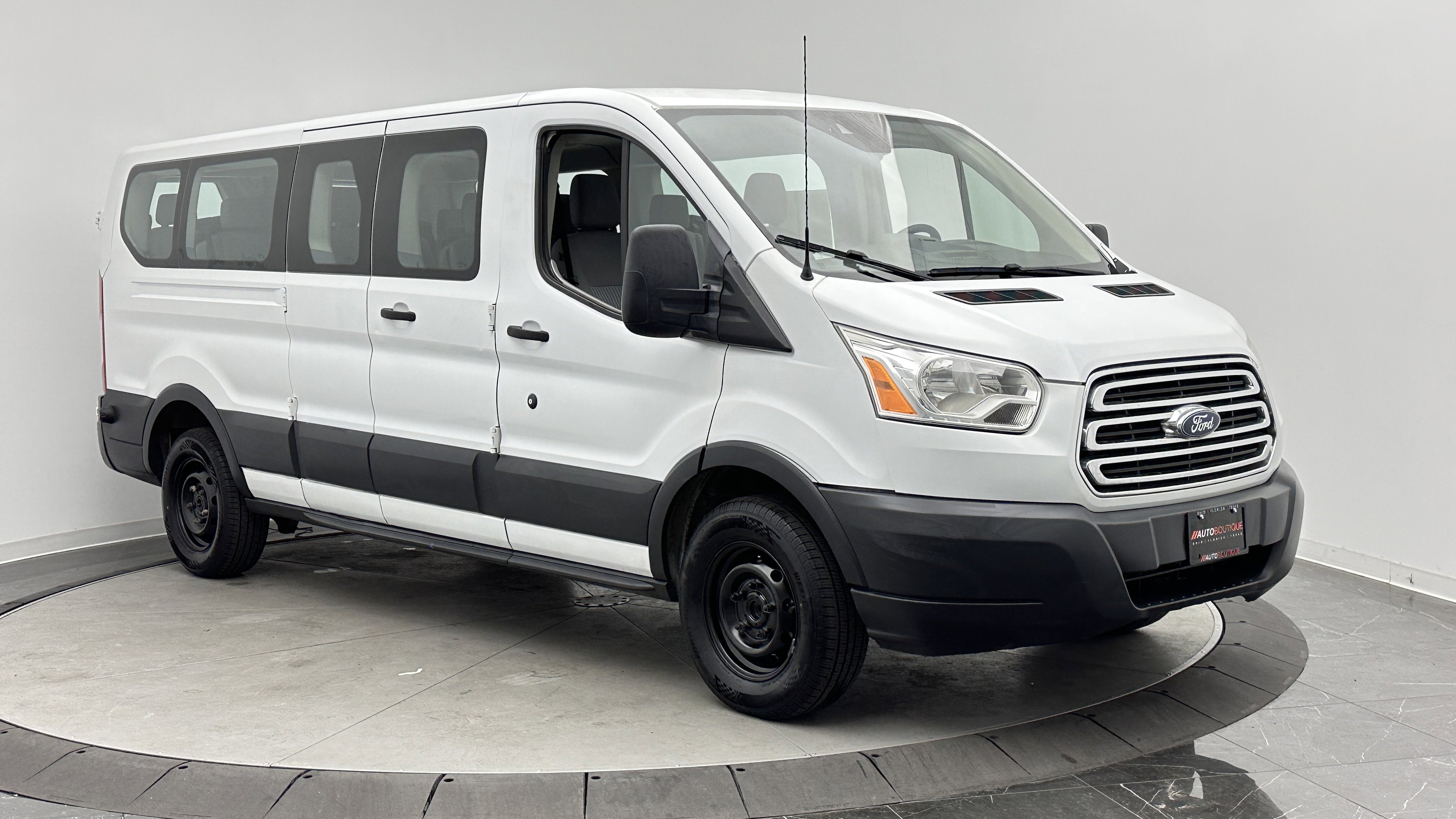 Used 2018 Ford Transit 350 XLT RWD image 3