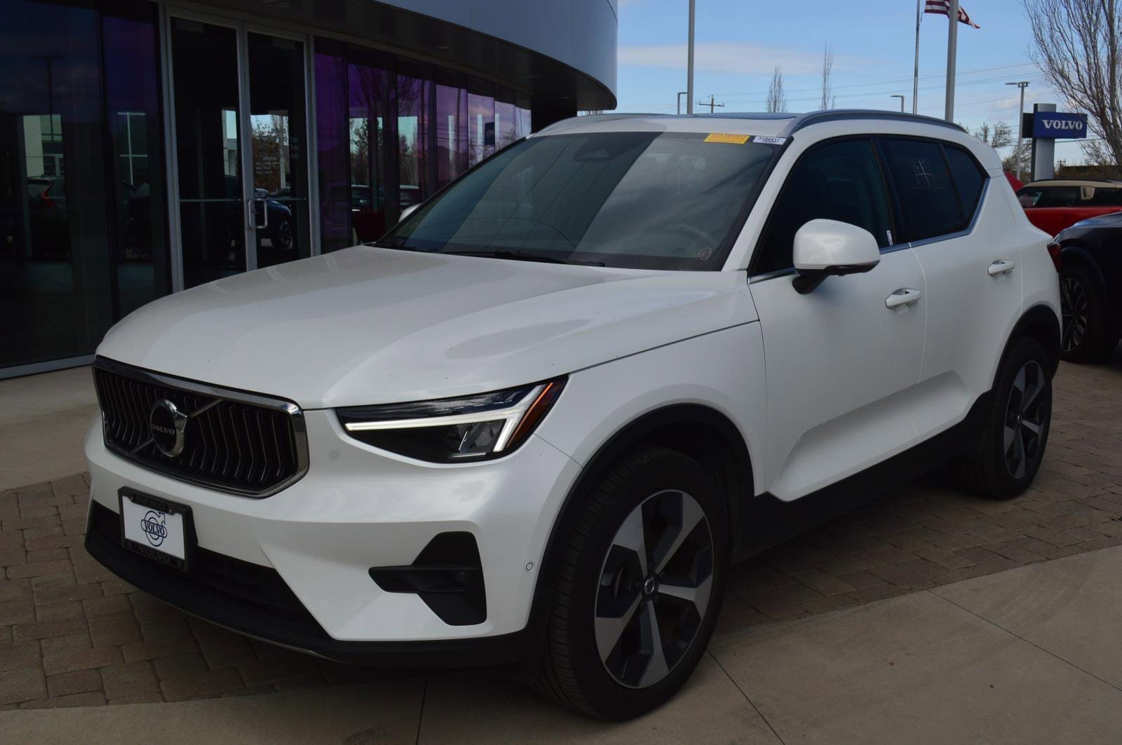 Certified 2025 Volvo XC40 B5 Plus image 1