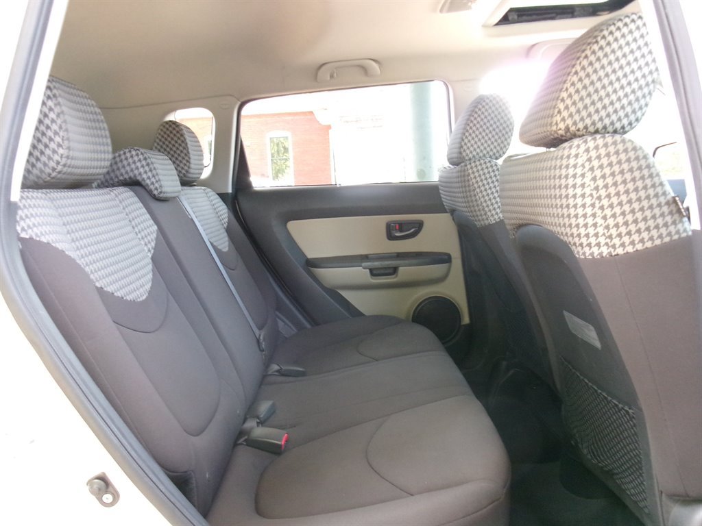 Used 2011 Kia Soul ! FWD image 25