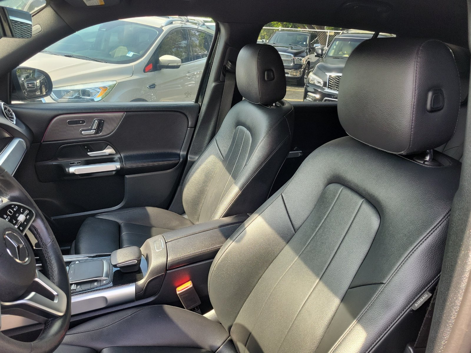 Used 2023 Mercedes-Benz GLB 250 w/ Premium Package image 12