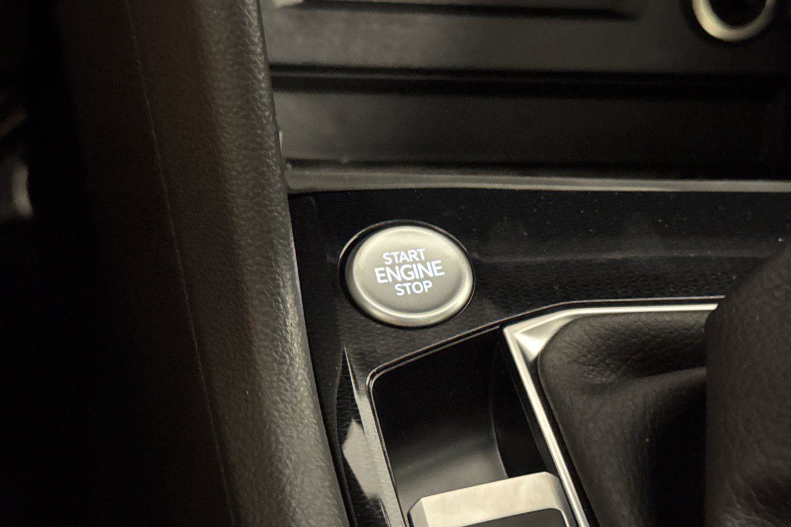 New 2025 Volkswagen Taos SEL image 21