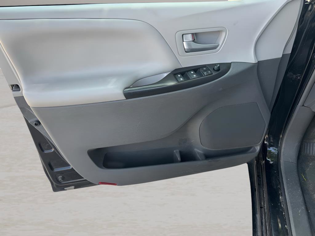 Used 2016 Toyota Sienna LE FWD image 15