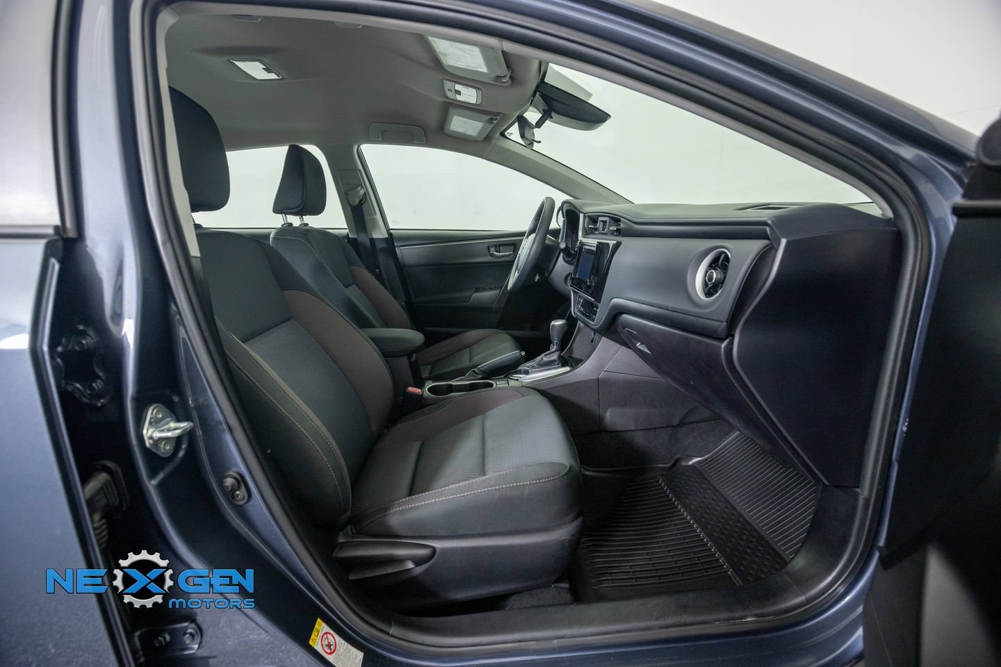 Used 2018 Toyota Corolla LE FWD image 39